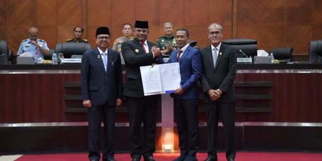 Pj Gubernur Aceh, Safrizal, ZA, didampingi Plh. Sekda Aceh, Azwardi foto bersama Ketua DPRA Zulfadhli dan Wakil Ketua DPRA Dalimi usai penandatanganan dokumen pengesahan APBA 2025 pada Rapat Paripurna di Gedung Utama DPRA, Banda Aceh, Selasa (24/9) malam. (Waspada/Zafrullah)