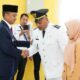 Pj Wali Kota Tebingtinggi, Dr Moettaqien Hasrimi, SSTP, MSi saat memberikan ucapan kepada Camat Padang Hilir, M Furqon Syahputra, SSTP, MSP yang baru saja dilantik. Waspada/Kristian Brahmana