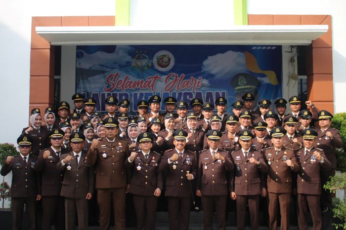 Kegiatan upacara peringatan Hari Lahir ke-79 Kejaksaan RI tahun 2024, di halaman Kantor Kejari Langsa, Senin (2/9). Waspada/Munawar