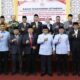 Empat pasangan calon wali kota dan wakil wali kota periode 2025-2030 foto bersama usai menyampaikan visi dan misi dalam sidang paripurna di ruang utama DPRK Banda Aceh, Rabu (25/09/24)(Waspada/T.Mandursyah)