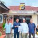 Didampingi penasehat hukum Fakhrurrazi, SH dari YLBH CaKRA, Senin (23/9), korban penganiayaan Tgk M Yahya melaporkan pelaku Ketua Tuha Peut Gampong Punti ke Polsek Syamtalira Bayu Kab. Aceh Utara.Waspada/Zainuddin. Abdullah