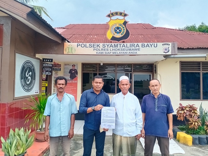 Didampingi penasehat hukum Fakhrurrazi, SH dari YLBH CaKRA, Senin (23/9), korban penganiayaan Tgk M Yahya melaporkan pelaku Ketua Tuha Peut Gampong Punti ke Polsek Syamtalira Bayu Kab. Aceh Utara.Waspada/Zainuddin. Abdullah
