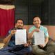 MANAJER Administrasi IP UPB Pangkalansusu memperlihatkan berita acara serah terima bantuannya. Waspada/Ist