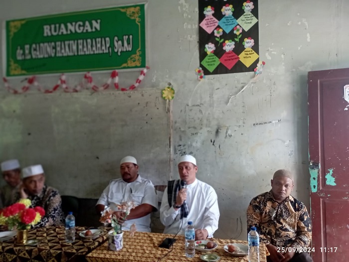 Al Ustadz H Achmad Fauzan Nasution saat memberikan ceramah di hadapan ratusan masyarakat dan orang tua siswa MTs Almuttaqin, Sosopan, Rabu (25/9). Waspada/Ist