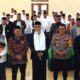 Ketua MUI Sumut Dr H Maratua Simanjuntak (tengah), Wakapolres Padangsidimpuan Kompol Takdir Harahap (3 kanan), Kakan Kemenag Padangsidimpuan Erwin Kelana Nasution, SPd, MA (3 kiri), Sekretaris MUI Padangsidimpuan Dr Zul Anwar Zim Harahap, MA (kanan), Ketua Bidang Ukhuwah Islamiyah MUI Sumut, Drs H Hatta Siregar, SH, MS (kiri), Wakil Ketua MUI Drs Samsuddin Pulungan, MA (2 kiri) dan Ketua PA Padangsidimpuan foto bersama dengan ulama se-Tabagsel dan Tapteng di Aula Kantor MUI Padangsidimpuan, Rabu (25/9).Waspada/Mohot Lubis