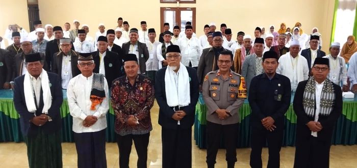 Ketua MUI Sumut Dr H Maratua Simanjuntak (tengah), Wakapolres Padangsidimpuan Kompol Takdir Harahap (3 kanan), Kakan Kemenag Padangsidimpuan Erwin Kelana Nasution, SPd, MA (3 kiri), Sekretaris MUI Padangsidimpuan Dr Zul Anwar Zim Harahap, MA (kanan), Ketua Bidang Ukhuwah Islamiyah MUI Sumut, Drs H Hatta Siregar, SH, MS (kiri), Wakil Ketua MUI Drs Samsuddin Pulungan, MA (2 kiri) dan Ketua PA Padangsidimpuan foto bersama dengan ulama se-Tabagsel dan Tapteng di Aula Kantor MUI Padangsidimpuan, Rabu (25/9).Waspada/Mohot Lubis