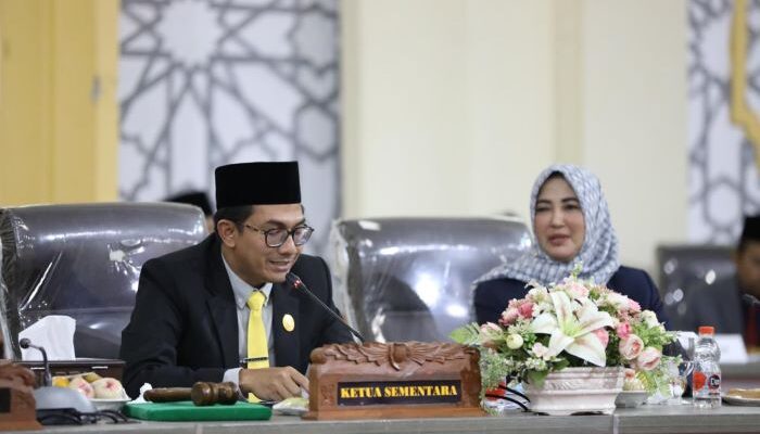 Melalui Pantun, Ketua DPRK Sampaikan Pesan Agar Santun Berpolitik
