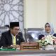 Ketua DPRK Banda Aceh Irwansyah (kiri) didampingi wakil sementara Elfiaty Z sedang menyampaikan pidato pada acara visi dan misi calon wali kota dan wakil wali kota pada sidang paripurna istimewa di aula sidang utama DPRK Banda Aceh, Rabu (25/09/24).(Waspada/T.Mansursyah)