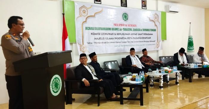 Wakapolres Padangsidimpuan Kompol Takdir Harahap saat memberikan sambutan pada acara Silaturrahim Ulama se-Tabagsel, Tapteng dan Sibolga di aula Kantor MUI Padangsidimpuan, Rabu (25/9). Waspada/Mohot Lubis