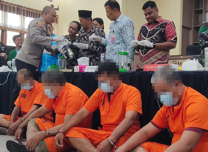 Kapolres Langsa, AKBP Andy Rahmansyah saat melakukan pemusnahan sabu dengan cara memblender di Aula Adhi Pradana Mapolres setempat, Kamis (26/9). Waspada/dede