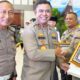 Ungkap kasus tabrak lari, Kasat Lantas Polres Pematangsiantar AKP Gabriellah Angeli Gultom menerima piagam penghargaan dari Kapoldasu Irjen Pol Whisnu Hermawan Februanto saat syukuran Hari ke-69 Lalu Lintas Bhayangkara di aula Tribrata Poldasu, Kota Medan, Rabu (25/9).(Waspada-Ist).