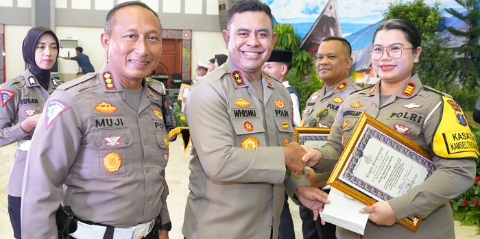 Ungkap kasus tabrak lari, Kasat Lantas Polres Pematangsiantar AKP Gabriellah Angeli Gultom menerima piagam penghargaan dari Kapoldasu Irjen Pol Whisnu Hermawan Februanto saat syukuran Hari ke-69 Lalu Lintas Bhayangkara di aula Tribrata Poldasu, Kota Medan, Rabu (25/9).(Waspada-Ist).