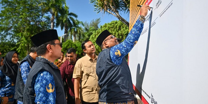 Pj Gubernur Aceh, Safrizal ZA, saat menandatangani Integritas ASN, usai memimpin Apel Ikrar Netralitas ASN Pemerintah Aceh pada Pilkada Tahun 2024 di halaman Kantor Gubernur Aceh, Kamis (26/9). (Waspada/Zafrullah)