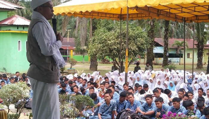 Taati Allah, Patuhi Orang Tua, Hormati Guru Gerbang Sukses