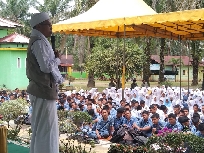 Ustadz Mara Saman, MPd dalam ceramahnya menyampaikan ceramahnya di hadapan siswa-siswi MAN 1 Padanglawas, Kamis (26/9). (Waspada/Idaham Butar Butar)