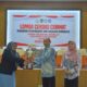 Pj Sekda Aceh Tamiang, Tri Kurnia saat menyerahkan tropi dalam kegiatan lomba cerdas cermat wawasan kebangsaan, Kamis (26/9) di aula SKB Karang Baru. (Waspada/Yusri).