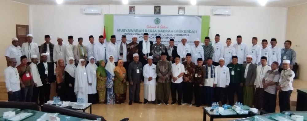 Ketua MUI Sumut Dr. Maratua Simanjuntak bersama Ketua MUI Padangsidimpuan ustadz Drs H Zulfan Efendi Hasibuan MA dan Staf Ahli Bidang Pembangunan Kota Padangsidimpuan Ir.Parhimpuann Siregar foto bersama dengan peserta Mukerda MUI Padangsidimpuan, Kamis (26/9). Waspada/Mohot Lubis.