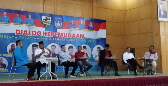 Tampak lima calon Wali Kota Langsa saat acara dialog kepemudaan yang digagas oleh DPD KNPI Kota Langsa, di Aula Cakra Donya Langsa, Kamis (26/9) sore. Waspada/Munawar