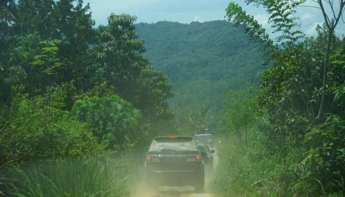 Jalan Di Wilayah Terisolir Agara Sulit Dilalui