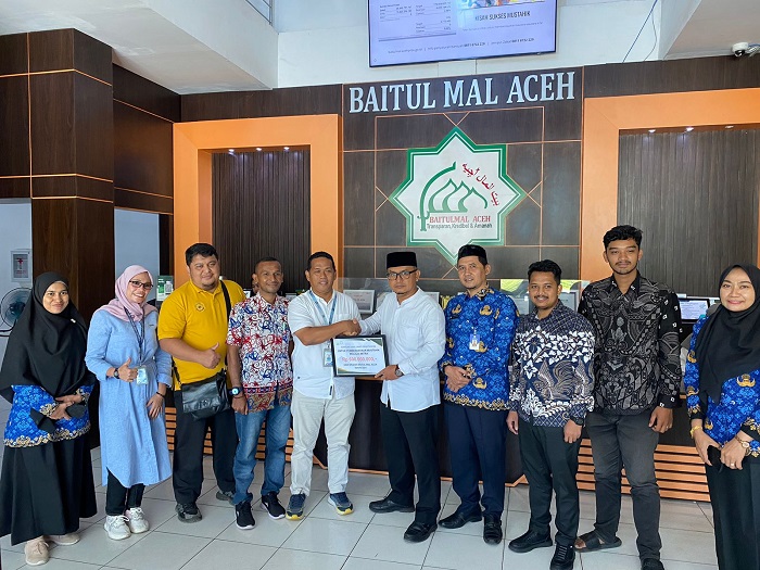 Ketua Badan BMA, Mohammad Haikal didampingi Kepala Bagian Umum Sekretariat BMA, Didi Setiadi bersama Kasubbag Pendistribusian, Yuwita menyalurkan bantuan secara simbolis kepada mitra LKS di Kantor BMA, Kamis (26/9/2024).(Waspada/T.Mansursyah)