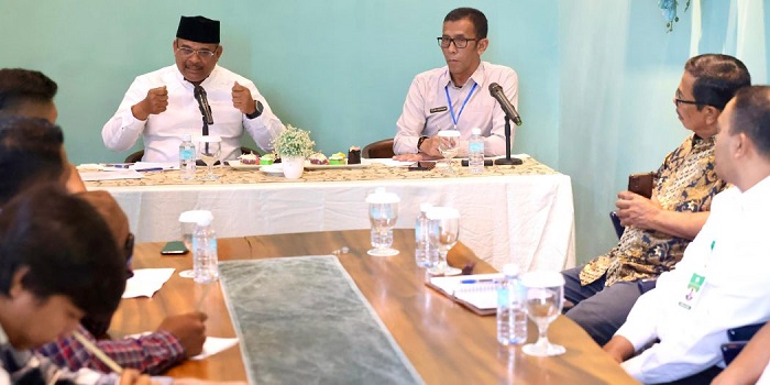 Pj Gubernur Aceh, Safrizal ZA, menyampaikan materi dengan tema "Peran Media Dibalik Sukses PON XXI Aceh-Sumut 2024" saat menjadi narasumber pada Uji Kompetensi Wartawan (UKW) Angkatan XIX tahun 2024 yang digelar di Hotel Kyriad Muraya, Banda Aceh, Jumat, (27/9). (Waspada/Zafrullah)