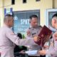 Personel Bag SDM Polresta Banda Aceh sedang menyerahkan berkas atau surat-surat penting kepada personel Polsek jajaran sebagai bagian dari kegiatan Delivery Service. (Waspada/Zafrullah)