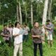 Ketua Azhary Prianda Ginting dan Hakim Anggota Irpan Hasan Lubis bersama tergugat dan penggugat saat melaksanakan sidang lapangan di Desa Huta Limbong, Kecamatan Padangsidimpuan Tenggara.(Waspada/Syarif Ali Usman)