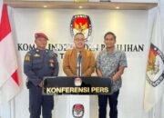 Ketua Divisi Teknis KIP Langsa, Muhammad Alfadhal, M.Si saat memberikan keterangan didampingi Koordinator Divisi Sosdiklih, Parmas dan SDM, KIP Langsa, Fauzan Rizal, SPd.I. Waspada/dede