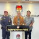 Ketua Divisi Teknis KIP Langsa, Muhammad Alfadhal, M.Si saat memberikan keterangan didampingi Koordinator Divisi Sosdiklih, Parmas dan SDM, KIP Langsa, Fauzan Rizal, SPd.I. Waspada/dede