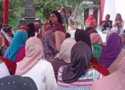 Ny Ratnawati RHS saat menghadiri kegiatan silaturahmi dan konsolidasi dengan Tim Perempuan Tangguh untuk pemenangan pasangan Cabup/Cawabup Simalungun, RHS-AZI di Kec. Bandar Masilam, Kamis (26/9).(Waspada/ist)
