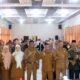 Pj Sekda Pidie Jufrizal dan Kadis Kependudukan dan Pencacatan Sipil Baihaqi foto bersama pada acara Bimtek PRG di gedung Diklat Kabupaten Pidie, Senin (2/9) Waspada/Ist