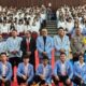 Kabag SDM Polres AKP Mara Lidang Harahap (tujuh kanan baris kedua) pose bersama Rektor UHN Pematangsiantar Muktar B Panjaitan (sepuluh kanan baris kedua), para mahasiswa baru dan lainnya saat mewakili Kapolres AKBP Yogen Heroes Baruno memberikan materi dalam PKKMB di aula serbaguna UHN, Jl. Sangnaualuh, Jumat (27/9).(Waspada-Ist).