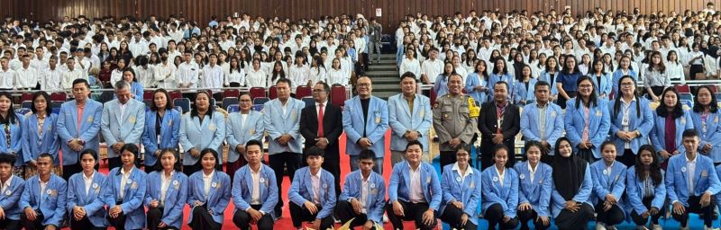 Kabag SDM Polres AKP Mara Lidang Harahap (tujuh kanan baris kedua) pose bersama Rektor UHN Pematangsiantar Muktar B Panjaitan (sepuluh kanan baris kedua), para mahasiswa baru dan lainnya saat mewakili Kapolres AKBP Yogen Heroes Baruno memberikan materi dalam PKKMB di aula serbaguna UHN, Jl. Sangnaualuh, Jumat (27/9).(Waspada-Ist).
