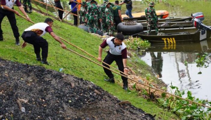 Ratusan Prajurit TNI Dan Polri Bersihkan Sungai Di Banda Aceh