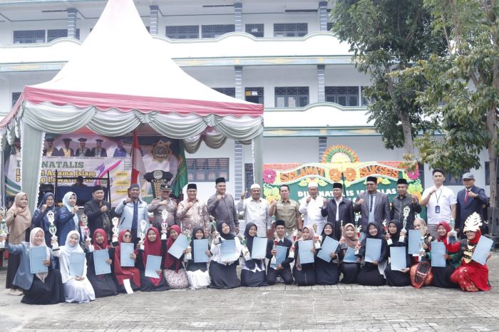 Ketua BPC HIPMI kabupaten Palas, Putra Mahkota Hasibuan, SE menghadiri acara Dies Natalis ke-16 IAI Palas, Minggu (29/9). Waspada/Ist