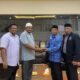 Pengurus IKRH Cabang Banda Aceh Ahmad Arif dan Sayuti Malik (kiri), menerima cenderamata dari Direktur Pesantren RH didampingi Ketua IKRH Pusat di Asrama Haji Banda Aceh belum lama ini.(Waspada/Ist)