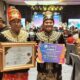 Pj Geuchik Gampong Cinta Raja, Andi Iskandar Rizal, SE didampingi Direktur BUMDes Cinta Raja, Mursalin saat menerima penghargaan dan hadiah sebagai juara peringkat ke-7 LDWN di Nusa Dua, Bali, Sabtu (28/9) malam. Waspada/ist