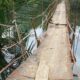 JEMBATAN gantung yang berlokasi di Desa Pangkalan Siata, Kec. Pangkalansusu, riskan dilalui, namun abai dari perhatian Pemkab Langkat. Waspada/Ist