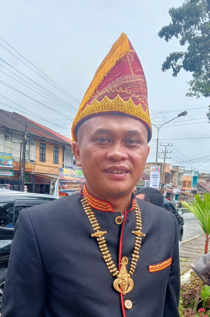 ALFRIANSYAH Ujung, ST, Anggota DPRD Sumatera Utara saat memberikan keterangan kepada sejumlah wartawan di Lokasi Pesta Njuah Njuah Kab. Dairi di Gedung Nasional Sidikalang. Waspada/Kartolo Munte