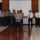 Kapolres Pematangsiantar AKBP Yogen Heroes Baruno (tengah depan) memimpin kenaikan pangkat pengabdian Wakapolres Kompol Ahmad Wahyudi menjadi AKBP dan purnabakti AKP Ridwan Sitorus di aula Widya Satya Brata Mapolres, Jl. Sudirman, Senin (30/9).(Waspada-Ist).