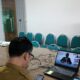 Asisten Administrasi Umum Sekda Aceh, Dr H Iskandar, AP, mewakili Pj. Gubernur, saat mengikuti secara virtual acara Sosialisasi Pembentukan Percontohan Kabupaten/ Kota Anti Korupsi yang diselenggarakan KPK-RI dari Ruang Rapat Asisten III Sekda Aceh, Senin (30/9). (Waspada/Zafrullah)