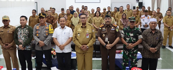 Pjs Wali Kota Pematangsiantar Matheos Tan (lima kiri) pose bersama Forkopimda diantaranya Kapolres AKBP Yogen Heroes Baruno (tiga kiri) usai memimpin Rakor Forkopimda persiapan dan pelaksanaan tahapan Pilkada serentak 2024 di ruang serbaguna Pemko, Jl. Merdeka, Senin (30/9).(Waspada-Ist).