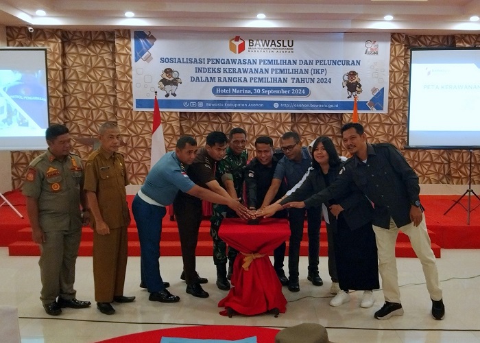 Ketua Bawaslu Asahan Paringgonan Siregar, didampingi Perwakilan Forkopimda Asahan, serta anggota KPU Asahan saat peluncuran Peta Kerawanan Pemilihan Serentak 2024 Kab Asahan. Waspada/Sapriadi
