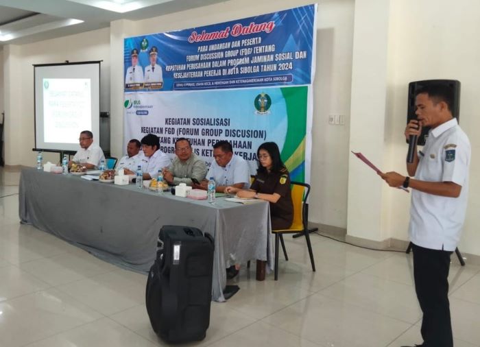 Kepala Kantor BPJS Ketenagakerjaan Cabang Padangsidimpuan, Eris Aprianto (3 kanan) bersama Kadis Ketenagakerjaan Kota Sibolga, Rina Lamrenta Lumban Tobing dan Kepala Kantor BPJS Ketenagakerjaan Cabang Sibolga Agus Sitinjak dalam FGD sosialisasi program BPJS Ketenagakerjaan di Kantor UPT Pengawasan Ketenagakerjaan Wilayah VI Sibolga-Tapteng yang diikuti 40 perwakilan perusahaan tanggal 11 September 2024.Waspada/ist.