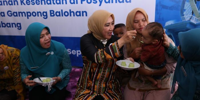 Pj. Ketua TP-PKK Aceh, Hj. Safriati Safrizal, saat mendampingi Ketum TP-PKK/Pembina Posyandu, Ny. Tri Tito Karnavian dalam rangka Pemberian Makanan Tambahan (PMT) kepada Anak Stunting dan Layanan Kesehatan di Posyandu Cempala Gampong Balohan, Sabang, Senin (30/9). (Waspada/Ist)