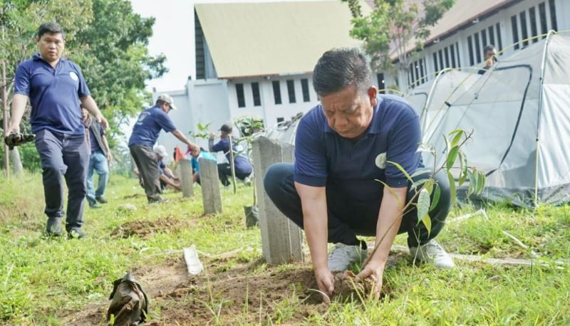 Bupati Simalungun Radiapoh H Sinaga saat melakukan penanaman bibir pohon dalam rangka HUT ke 60 GKPI di perkarangan GKPI Centre Mamre, Kec. Siantar, Minggu (1/9).(Waspada/ist).