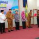 Pj.Bupati Deliserdang Ir.Wiriya Alrahman, MM, menyerahkan penghargaan kepada Ketua Dekopinda Deliserdang Zulkifli Utama, SE, pada Hari Koperasi ke 77 dan Hari UMKM Nasional di Balairung Pemkab Deliserdang, Selasa (3/9). (Waspada/Khairul K Siregar/B).