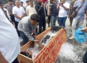 Aksi Unik Demo Masuk Peti Es Soroti Dugaan Korupsi Di Politeknik Tanjungbalai