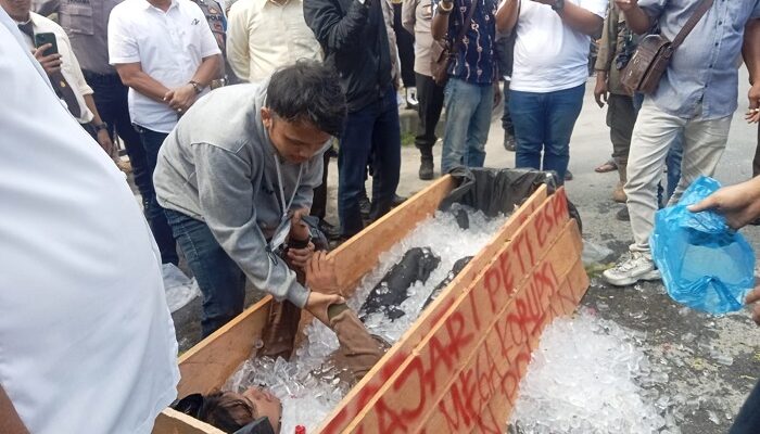 Aksi Unik Demo Masuk Peti Es Soroti Dugaan Korupsi Di Politeknik Tanjungbalai