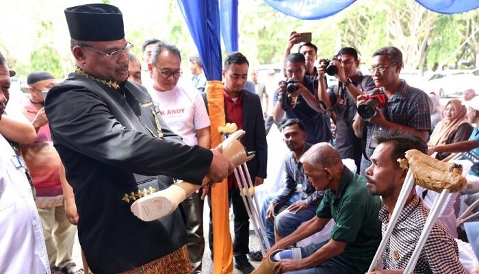 Pj Gubernur Serahkan Bantuan Kaki Palsu Kepada 49 Warga
